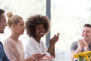 Çok ırklı girişimci genç iş adamları grubu başarıyı kutluyor