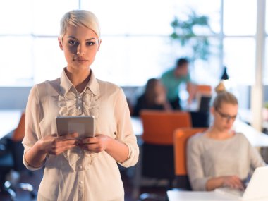 Dijital tablet gece ofiste çalışan kadın