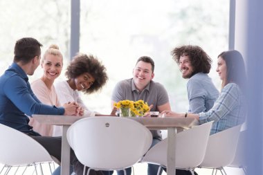 Çok ırklı bir girişim ekibi toplandı