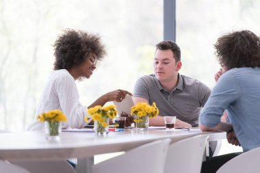 Çok ırklı bir girişim ekibi toplandı