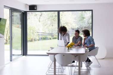 Çok ırklı bir girişim ekibi toplandı