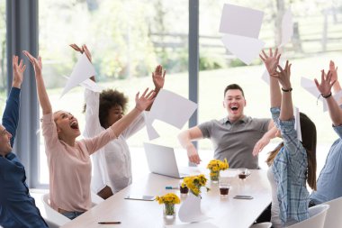 Çok ırklı girişimci genç iş adamlarından oluşan bir grup belge atıyor