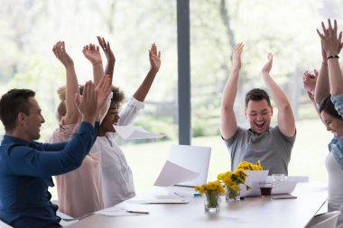 Çok ırklı girişimci genç iş adamlarından oluşan bir grup belge atıyor
