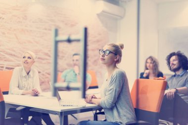 Modern gece ofis binasındaki bir toplantıda Girişim Ekibi