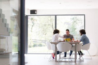 Çok ırklı bir girişim ekibi toplandı