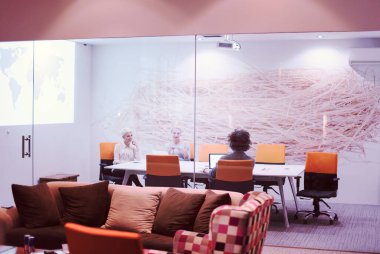 Modern gece ofis binasındaki bir toplantıda Girişim Ekibi