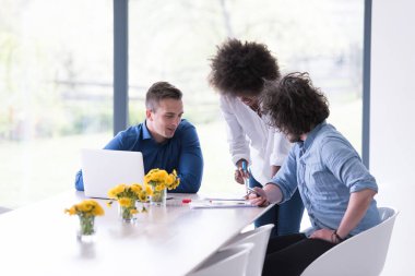 Çok ırklı bir girişim ekibi toplandı