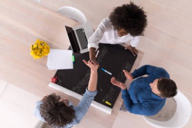 Yukarıdan çok ırklı başlangıç iş takım toplantısı