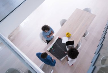 Yukarıdan çok ırklı başlangıç iş takım toplantısı