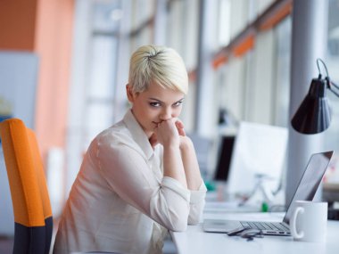 başlangıç ofisinde bir dizüstü bilgisayar kullanarak iş kadını