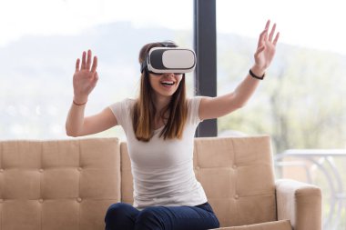 sanal gerçeklik VR-kulaklık gözlük kullanan kadın