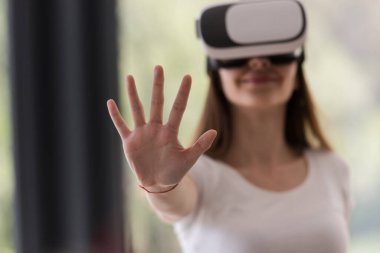 sanal gerçeklik VR-kulaklık gözlük kullanan kadın