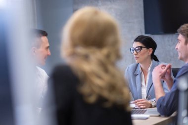 Modern ofis binasında Girişim İş Takımı Toplantısı