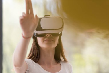 sanal gerçeklik VR-kulaklık gözlük kullanan kadın