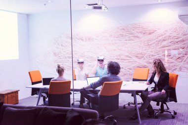 sanal gerçeklik kulaklık kullanarak başlangıç iş takım