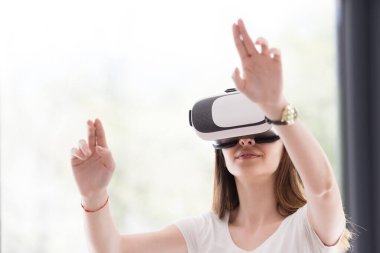 sanal gerçeklik VR-kulaklık gözlük kullanan kadın