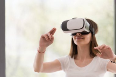 sanal gerçeklik VR-kulaklık gözlük kullanan kadın