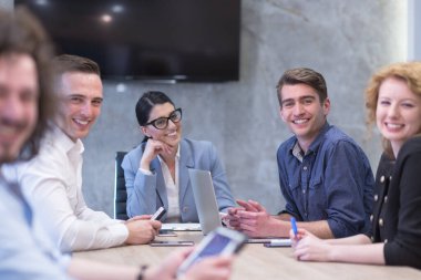 Modern ofis binasında Girişim İş Takımı Toplantısı