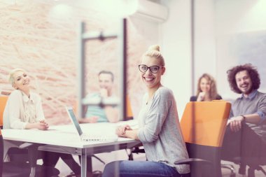 Modern gece ofis binasındaki bir toplantıda Girişim Ekibi