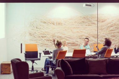 Modern gece ofis binasındaki bir toplantıda Girişim Ekibi