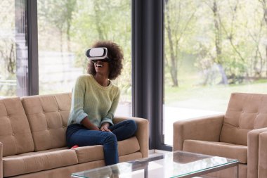 siyah kadın VR kulaklık gözlükle sanal gerçeklik