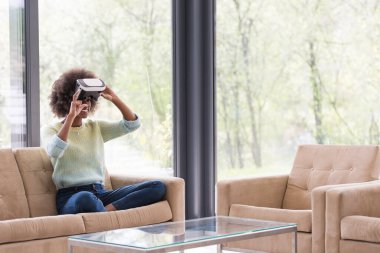 siyah kadın VR kulaklık gözlükle sanal gerçeklik