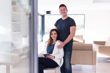 Evde tablet kullanan çift