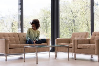 siyah kadın VR kulaklık gözlükle sanal gerçeklik