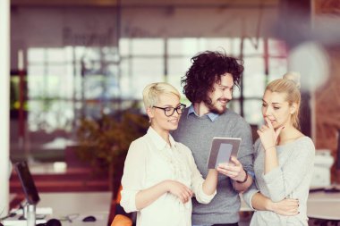 Grup iş insanlar çalışma ile tablet başlangıç Office