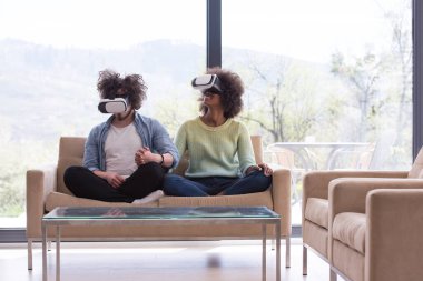 Sanal gerçeklik kulaklık kullanarak çok ırklı Çift