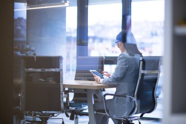 Modern ofiste tablet kullanan iş kadını