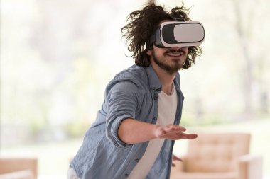 sanal gerçeklik VR-kulaklık gözlük kullanan adam