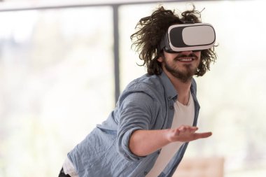 sanal gerçeklik VR-kulaklık gözlük kullanan adam