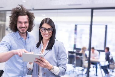 İş insanlar çalışma ile Tablet başlangıç Office