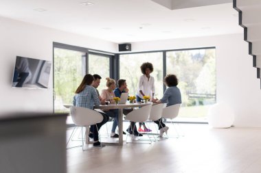 Çok ırklı bir girişim ekibi toplandı