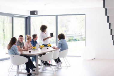 Çok ırklı bir girişim ekibi toplandı