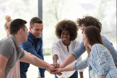 Çok ırklı girişimci genç iş adamları grubu başarıyı kutluyor