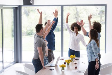 Çok ırklı girişimci genç iş adamları grubu başarıyı kutluyor