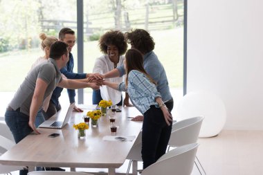 Çok ırklı girişimci genç iş adamları grubu başarıyı kutluyor