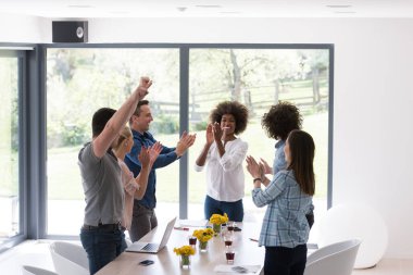 Çok ırklı girişimci genç iş adamları grubu başarıyı kutluyor