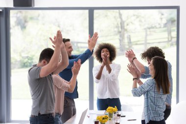 Çok ırklı girişimci genç iş adamları grubu başarıyı kutluyor