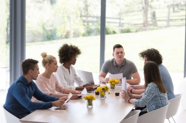 Çok ırklı bir girişim ekibi toplandı
