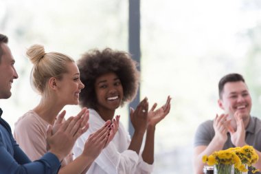 Çok ırklı girişimci genç iş adamları grubu başarıyı kutluyor