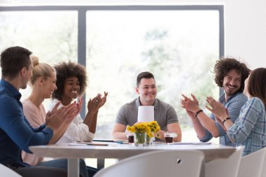 Çok ırklı girişimci genç iş adamları grubu başarıyı kutluyor