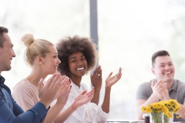 Çok ırklı girişimci genç iş adamları grubu başarıyı kutluyor