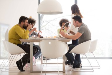 mutlu arkadaş öğle vakti çok ırklı grubu