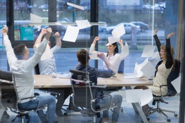 başlangıç grup genç iş adamları belgeleri atma