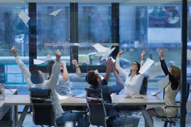 başlangıç grup genç iş adamları belgeleri atma