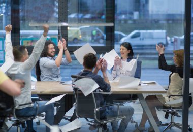 başlangıç grup genç iş adamları belgeleri atma