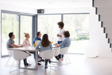 Çok ırklı bir girişim ekibi toplandı
